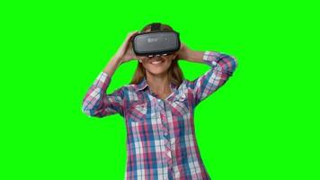 jovem maravilhada com óculos VR video