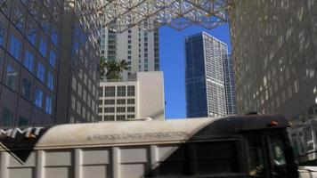 USA jour d'été miami célèbre immeuble de bureaux jusqu'en haut 4k floride