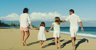 familia feliz en la playa