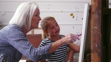 abuela y nieta pintando en foto de estudio en r3d video