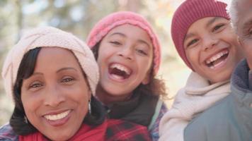 sorrindo avós afro-americanos com netos, close-up