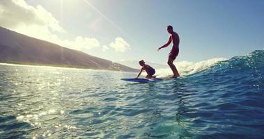 padre y sol surfeando video