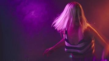 verführerischer weiblicher DJ, der Spaß auf der Party hat video