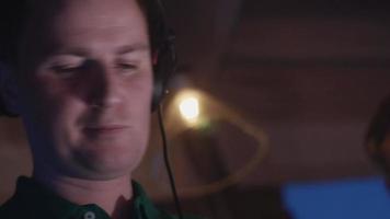 portret van dj in koptelefoon draaien op draaitafel op feestje in nachtclub video