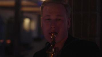Mann spielen auf Saxophonparty im Nachtclub. Performance. Ferien. Jubel video