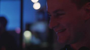 Gesicht von DJ sprechen mit Mann am Plattenteller auf Party im Nachtclub. Mischen. Ausrüstung