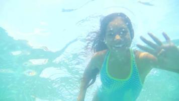 ung spansktalande flicka vinkar under vattnet video