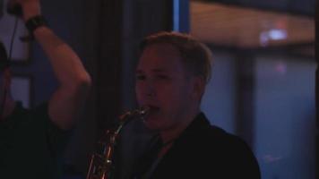homem tocar saxofone na festa na boate. desempenho. feriados. torcendo video