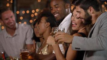 Freunde tanzen an der Bar auf einer Weihnachtsfeier video