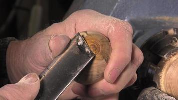 Tourneur sur bois découpant des formes en bois video