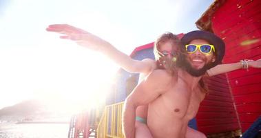 schattige man meeliften met zijn vriendin voor strandhutten video