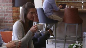 grupp vänner träffas för kaffe i bar skott på R3D video