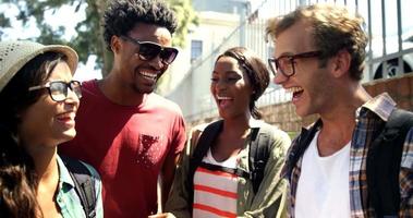 jonge hipster zoekt een smartphone en lacht video