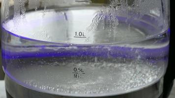 acqua bollente in un bollitore elettrico