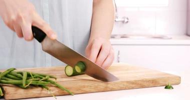 mujer cortando verduras