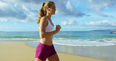 junge Frau läuft am Strand video