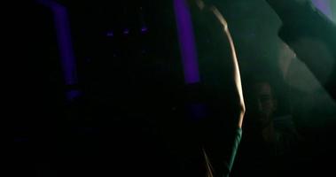 Zeitlupe schoss Nachtleben Menge feiern in Disco Lichter video