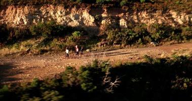 grupo de atletas mutli-étnicos corriendo al aire libre video