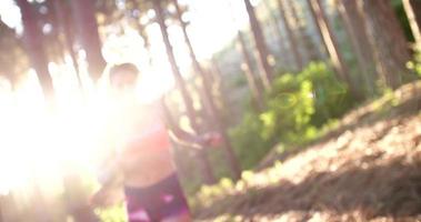 vrouw trailrunner in hoodie glimlachend tijdens het nemen van een pauze