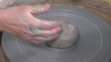 keramiker som arbetar med lera video