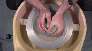 pottenbakker werken met klei time-lapse video