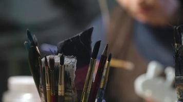kvinnlig konstnär som färgar träleksak video