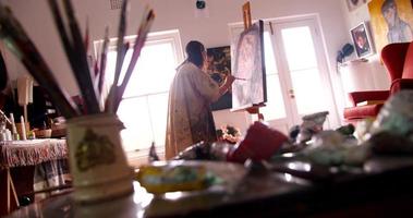 kunstenaar schilderij zelfportret in olieverf op een doek video