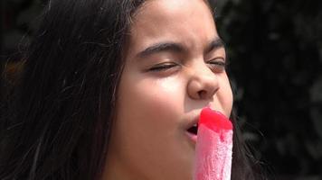 jeune fille mangeant du popsicle video