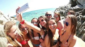 grupp tjejer som tar selfie video