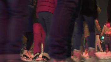 concept close-up wintersport. menigte 's nachts stad ijsbaan voetstuk en onscherpte video