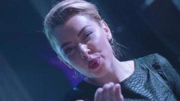 attraktives DJ-Mädchen sexy tanzen und Luftkuss in der Kamera auf der Bühne des Nachtclubs senden video