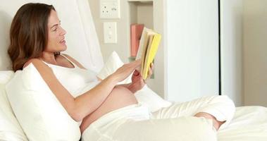 mujer embarazada, relajante, cama, lectura