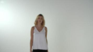 ung blond kvinna går till kameran, i fokus, ultrarapid video