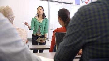 professora asiática fazendo aula de educação para adultos video
