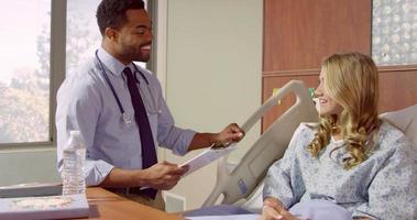 Doctor habla con un paciente adolescente en el hospital rodado en r3d video