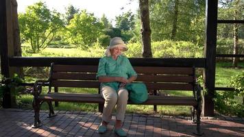 äldre kvinna har magont. video