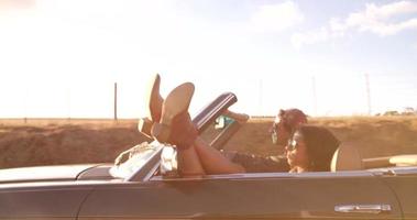 couple d'adolescents aventureux sur un road trip avec cabriolet