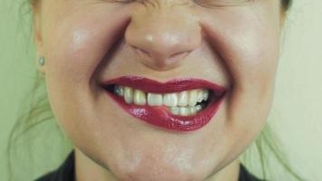 mulher com sorriso de pomada vermelha pronunciar palavras na câmera. boca. dentes. Beijo aéreo video