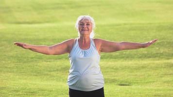 äldre kvinna tränar. video