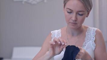 jonge vrouw kleding naaien met een naald