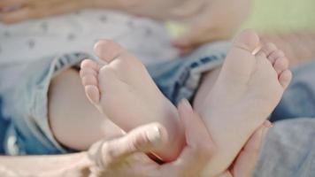 Close up dei piedi nudi del bambino piccolo
