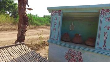 jarros de água na beira da estrada, bagan, myanmar.