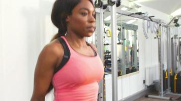 junge Afroamerikanerfrau, die an einem Fitnessstudio überspringt