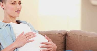 mujer embarazada acostada en el sofá video