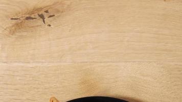 top-shot track-in close-up van een bord samosa geserveerd met kruiden