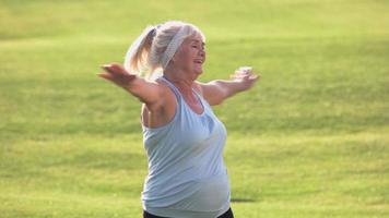 äldre kvinna gör övning. video