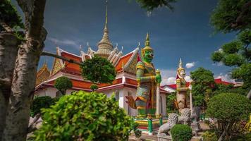 Thaïlande journée ensoleillée wat arun célèbre décoration d'entrée du temple 4k time lapse video