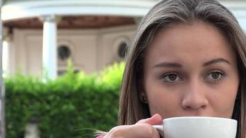 mulher bebendo café ou chá video