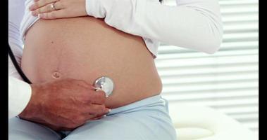 zwangere lachende vrouw raadplegende arts video