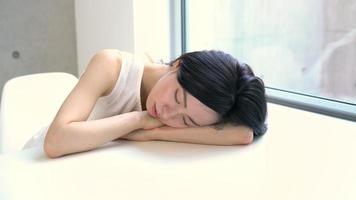 mujer joven tomando una siesta